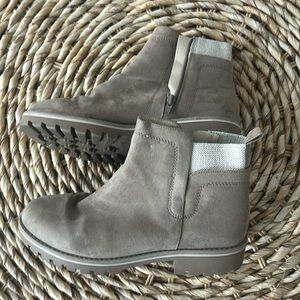 Sole Society women’s size 9 suede ankle booties with zipper